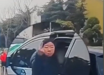 女子违停竖中指挑衅，遭撞后引发社会热议